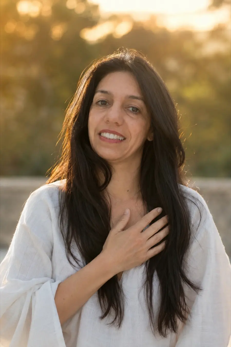 Elisângela de Albuquerque Martinelli em retrato caloroso ao pôr do sol